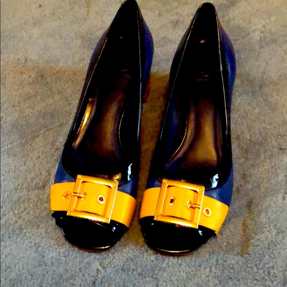 Women’s Navy and Yellow Buckle Peep-Toe Pumps